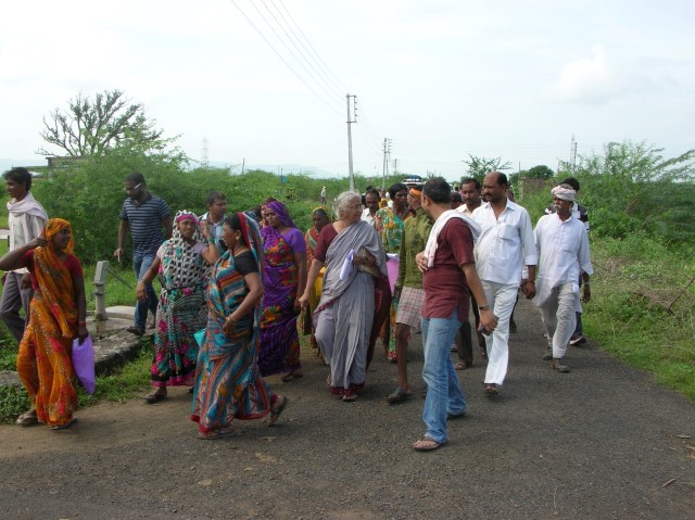 NAPM activists at Khargaon photo Matt Birkinshaw on Matt Birkinshaw's geography blog